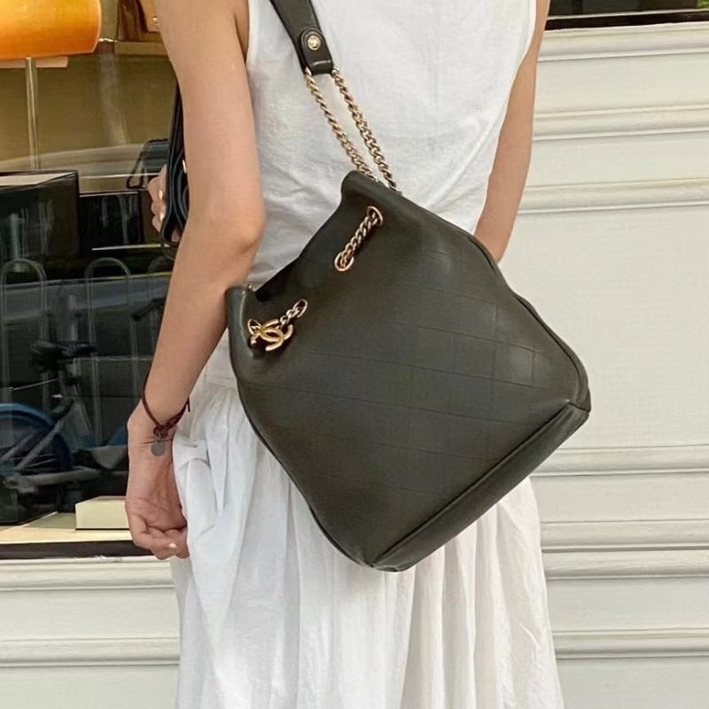 Chanel 軍綠色肩背嬉皮水桶包 22*29*12 99新配件塵袋 購證 盒子-1