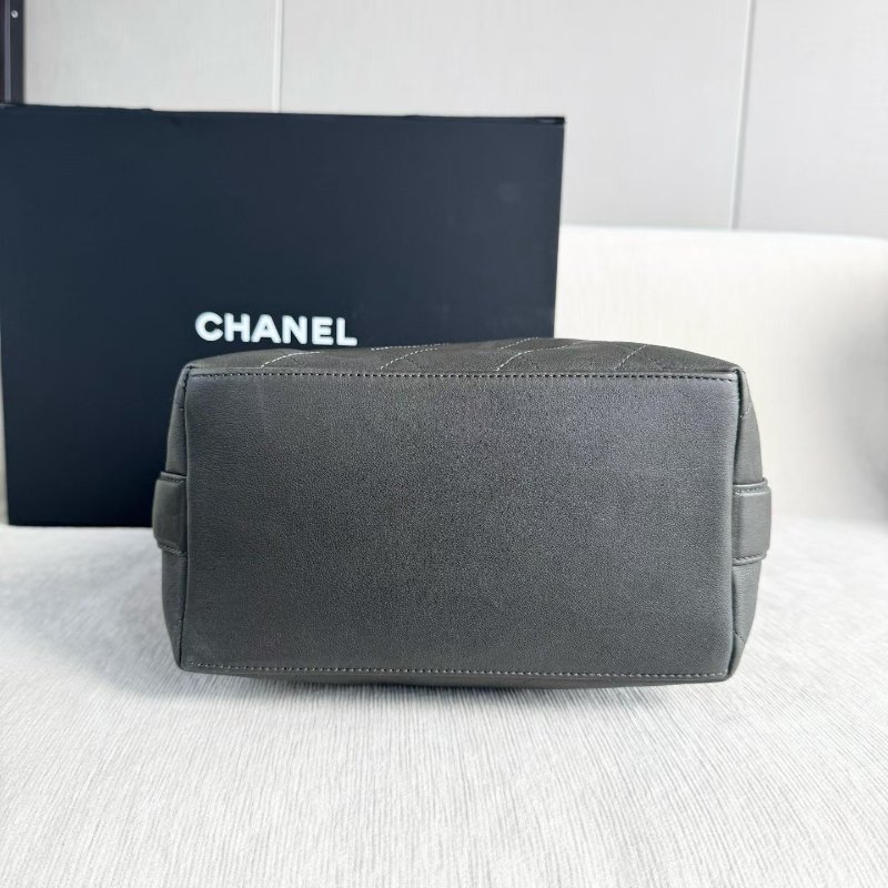 Chanel 軍綠色肩背嬉皮水桶包 22*29*12 99新配件塵袋 購證 盒子-7