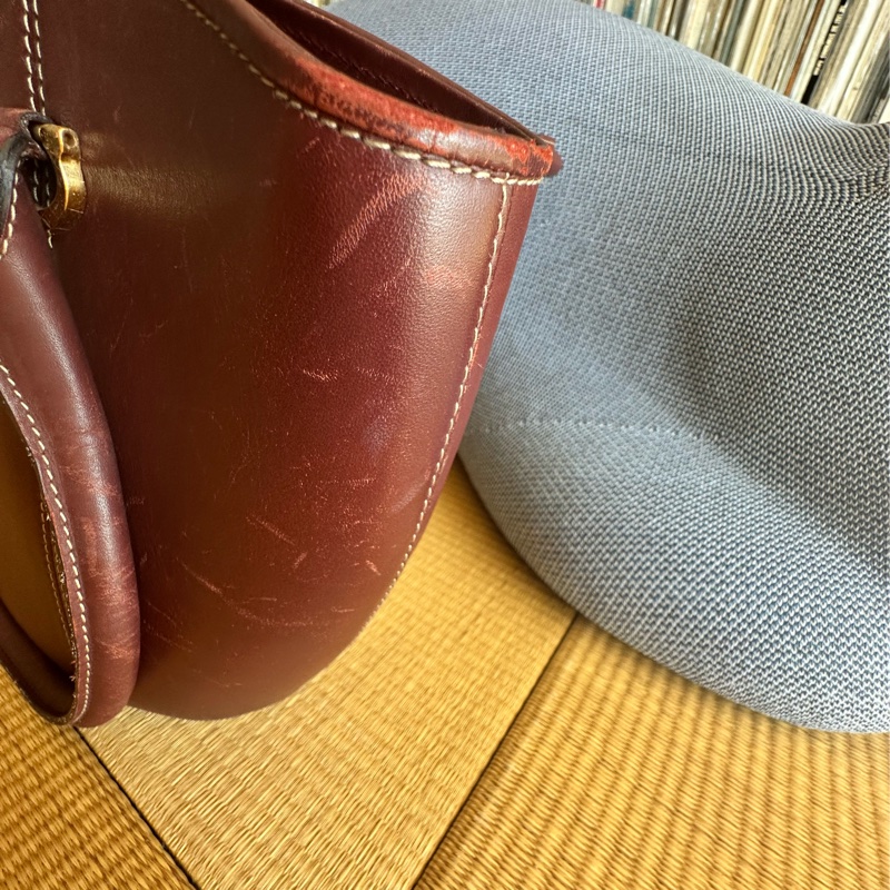 【商品名稱】 【正品 Vintage】Cartier 卡地亞 經典酒紅美洲豹雙C壓印金邊手提包/水餃包/扇形包-2