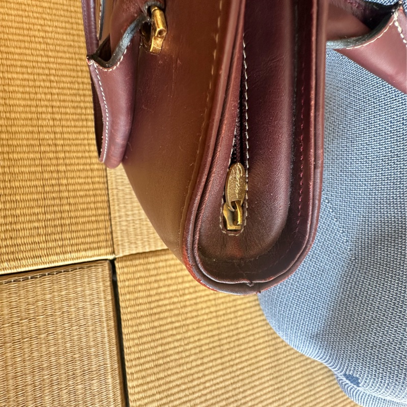 【商品名稱】 【正品 Vintage】Cartier 卡地亞 經典酒紅美洲豹雙C壓印金邊手提包/水餃包/扇形包-4