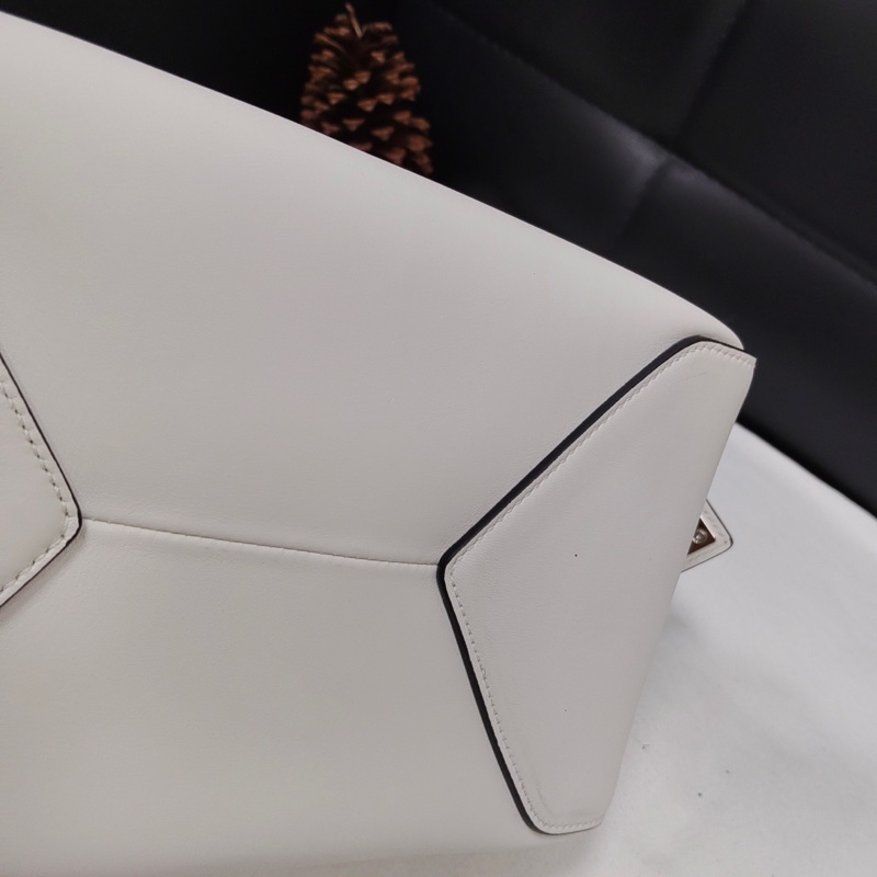 Prada 普拉達 白色牛皮保齡球手提斜挎包 27x17x14-6