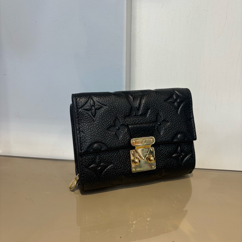 LV 黑牛皮壓紋Metis 短夾 M80880-0