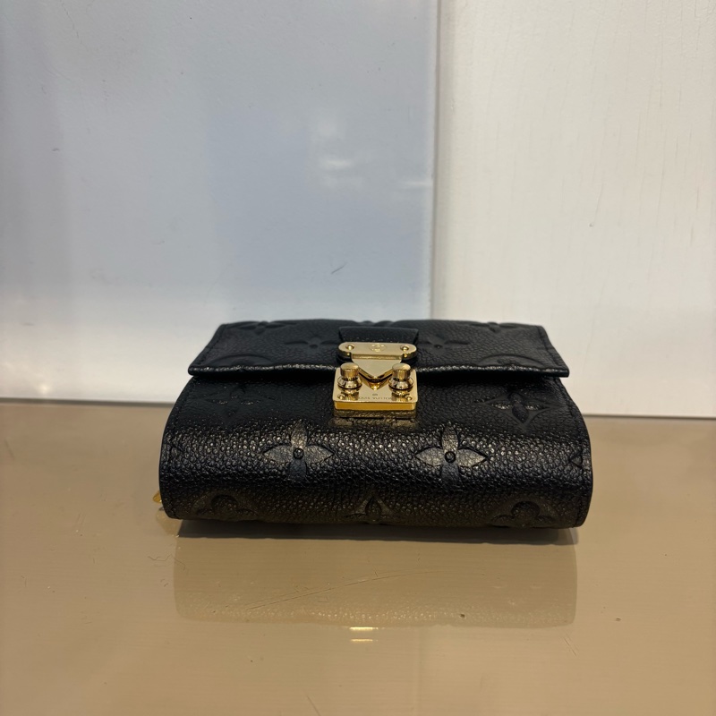LV 黑牛皮壓紋Metis 短夾 M80880-4
