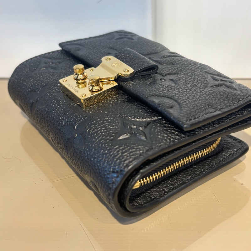 LV 黑牛皮壓紋Metis 短夾 M80880-5