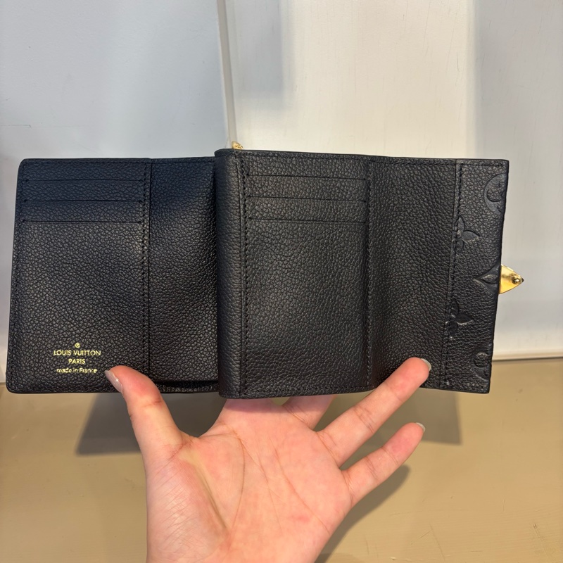LV 黑牛皮壓紋Metis 短夾 M80880-7