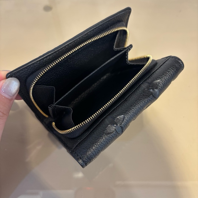LV 黑牛皮壓紋Metis 短夾 M80880-8