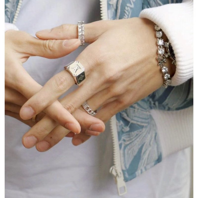 Louis Vuitton Monogram Signet Ring 金色印章戒指-1