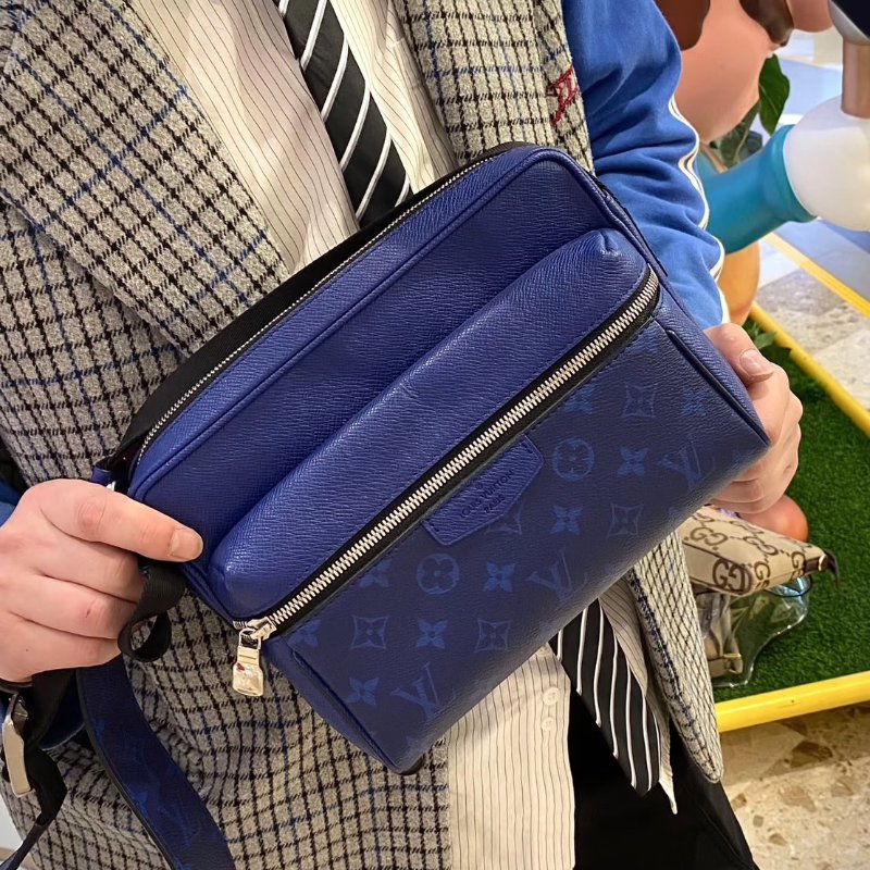 Louis Vuitton M30242 outdoor Monogram 藍色老花拼皮郵差包-1