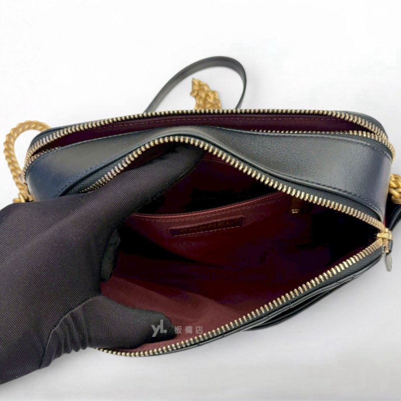 S5488-Chanel 黑牛皮拚紅雙層金釦相機包 A57575-5