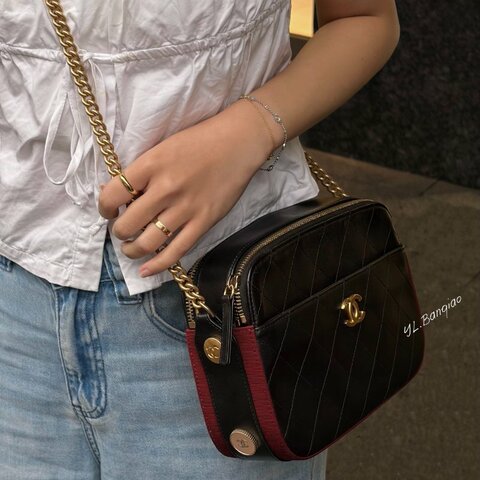 S5488-Chanel 黑牛皮拚紅雙層金釦相機包 A57575