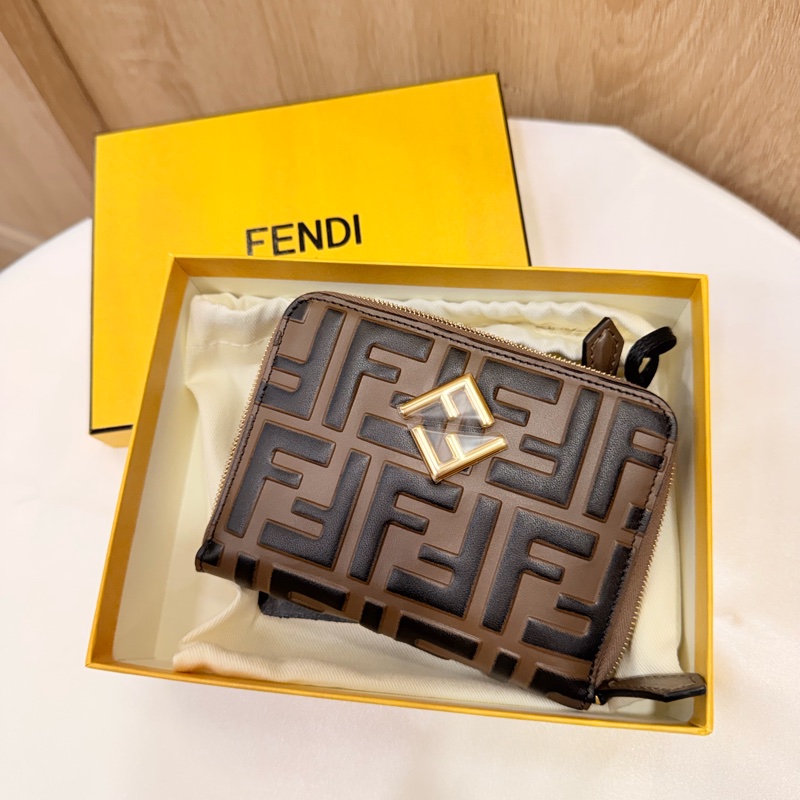 全新Fendi棕色金釦拉鏈6卡短夾-4