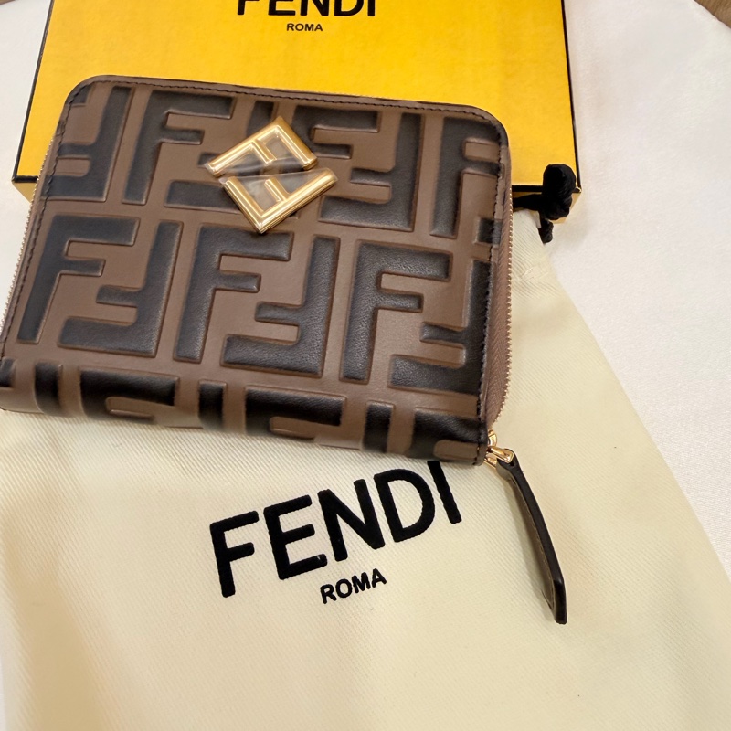 全新Fendi棕色金釦拉鏈6卡短夾-5