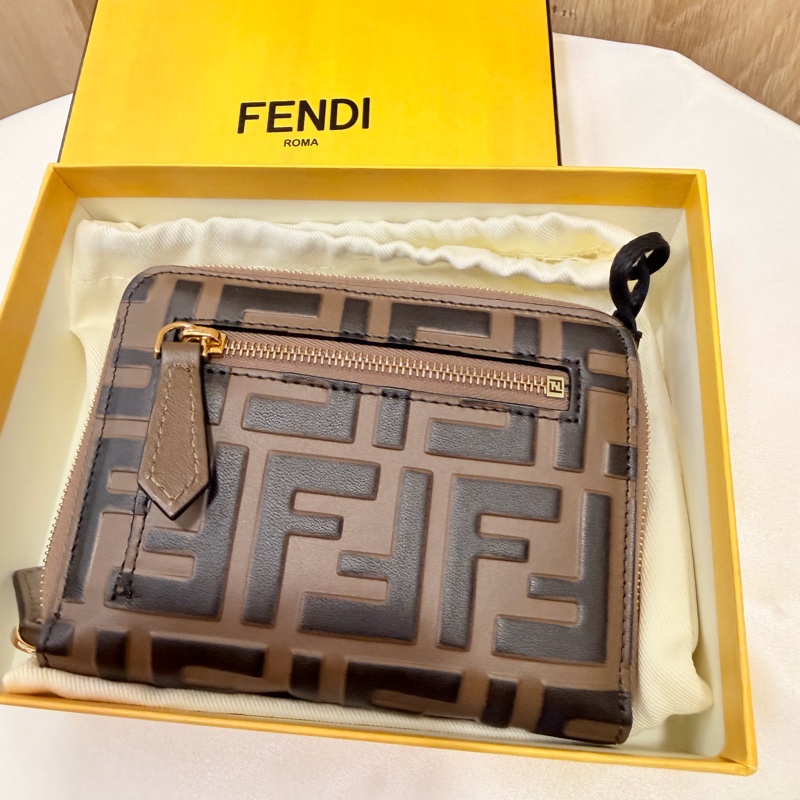 全新Fendi棕色金釦拉鏈6卡短夾-9