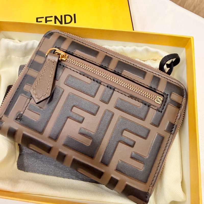 全新Fendi棕色金釦拉鏈6卡短夾-10