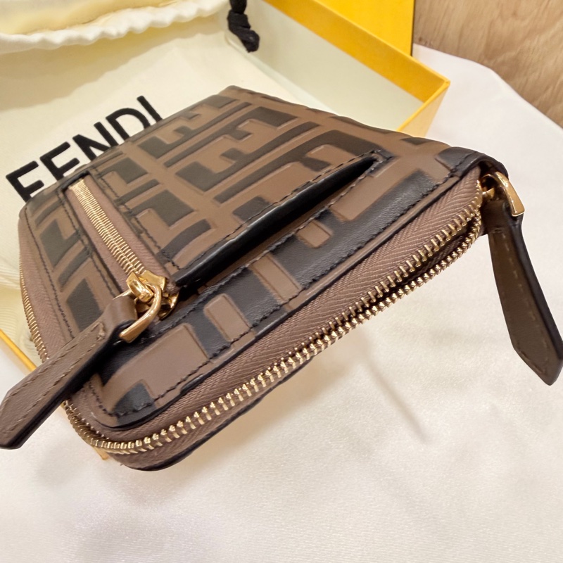 全新Fendi棕色金釦拉鏈6卡短夾-13