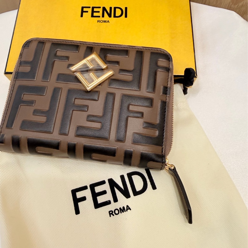 全新Fendi棕色金釦拉鏈6卡短夾-23
