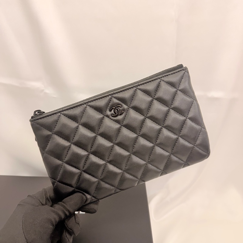 Chanel 黑羊皮黑釦一字拉鏈大零錢包-0