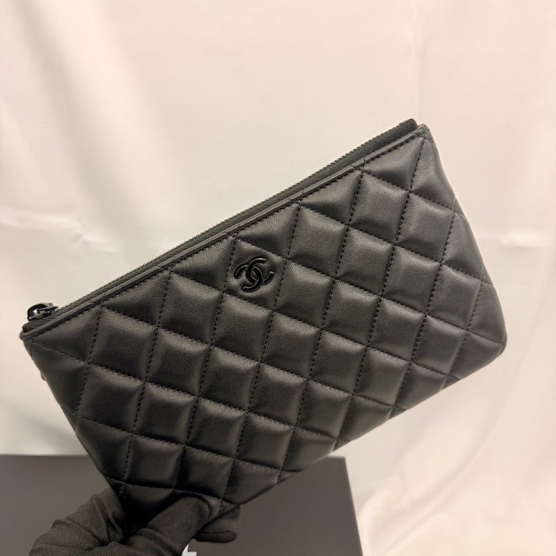 Chanel 黑羊皮黑釦一字拉鏈大零錢包-1
