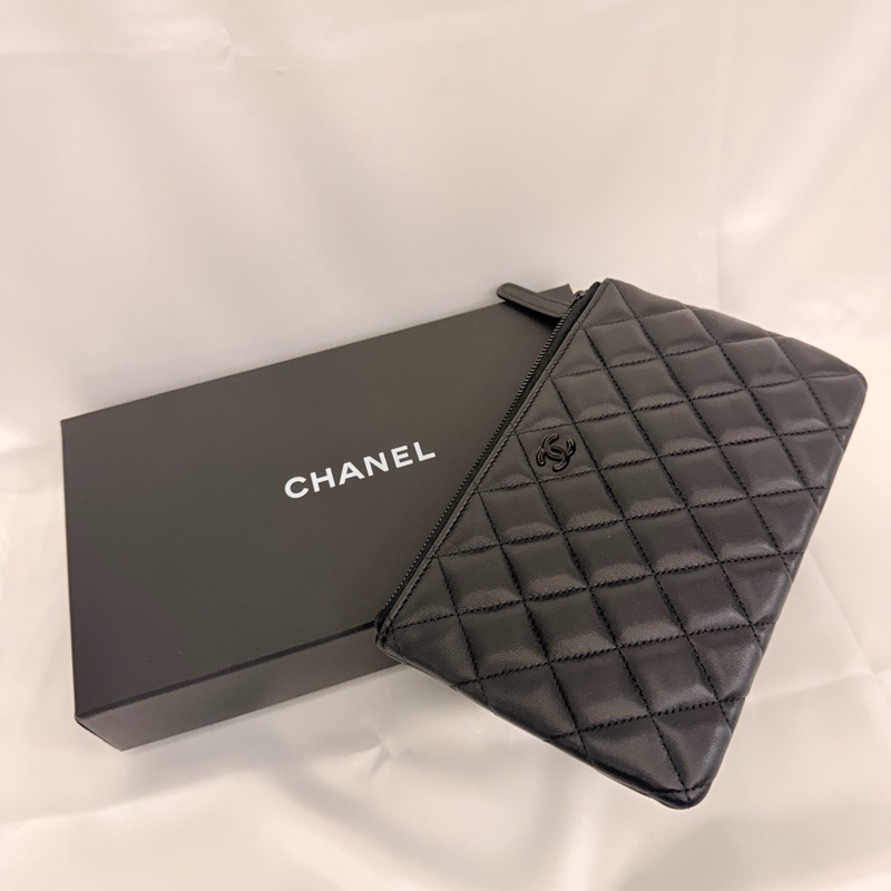 Chanel 黑羊皮黑釦一字拉鏈大零錢包-2