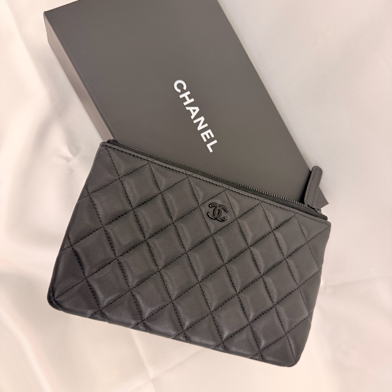 Chanel 黑羊皮黑釦一字拉鏈大零錢包-4