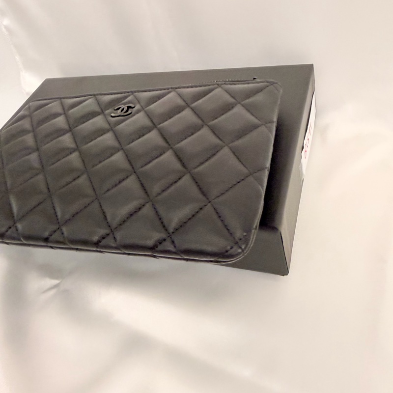 Chanel 黑羊皮黑釦一字拉鏈大零錢包-6