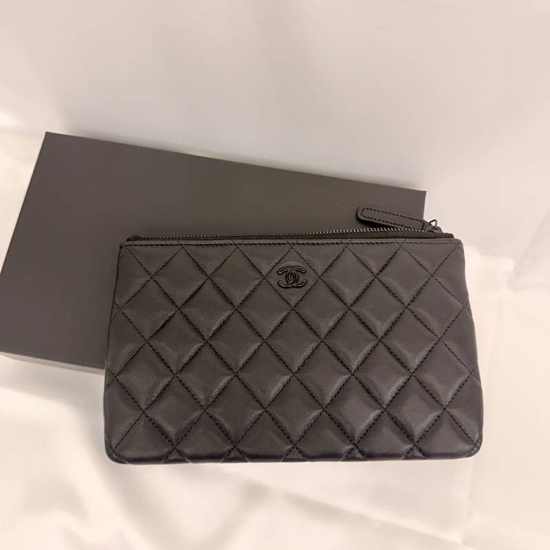 Chanel 黑羊皮黑釦一字拉鏈大零錢包-8