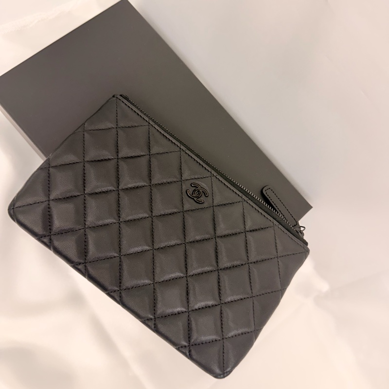 Chanel 黑羊皮黑釦一字拉鏈大零錢包-9