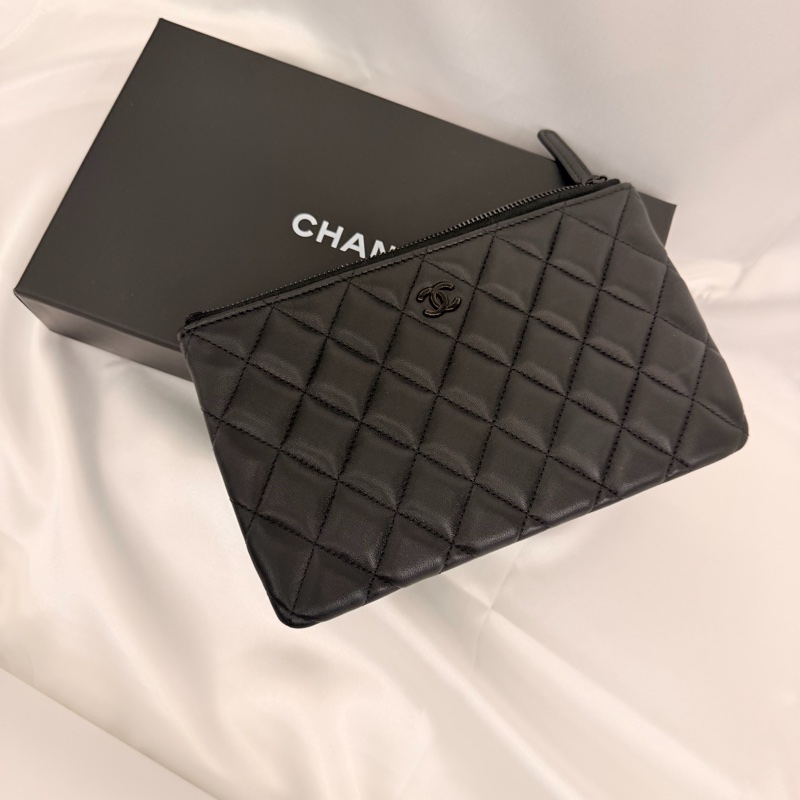 Chanel 黑羊皮黑釦一字拉鏈大零錢包-10