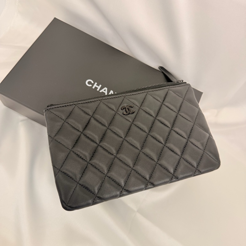 Chanel 黑羊皮黑釦一字拉鏈大零錢包-11
