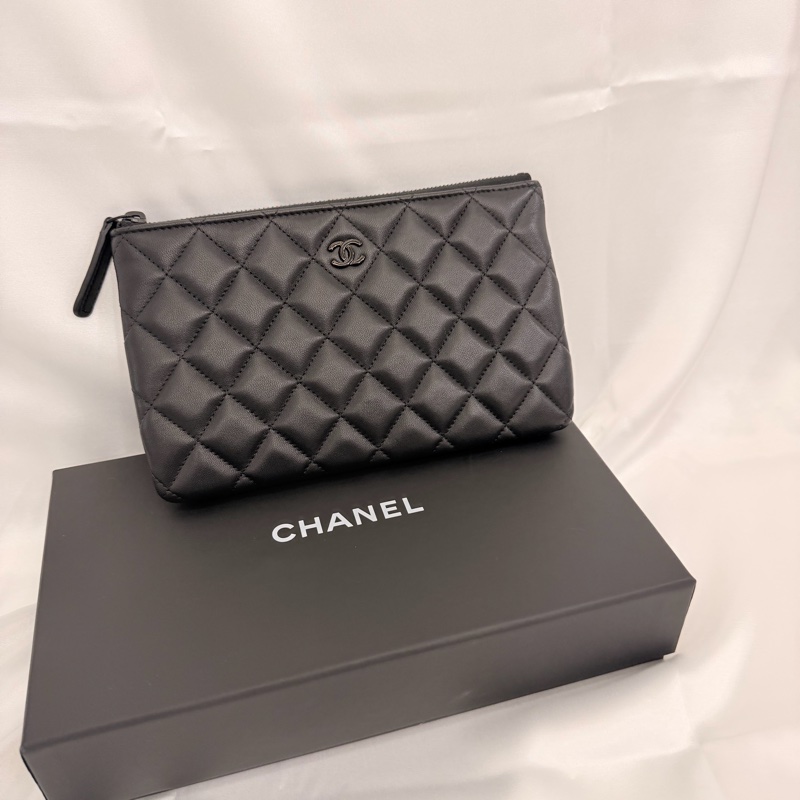 Chanel 黑羊皮黑釦一字拉鏈大零錢包-13