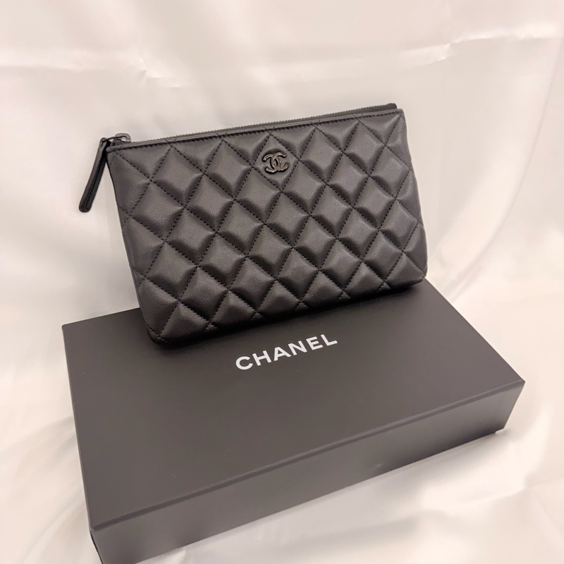 Chanel 黑羊皮黑釦一字拉鏈大零錢包-14