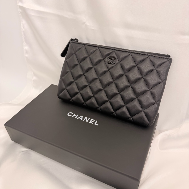 Chanel 黑羊皮黑釦一字拉鏈大零錢包-15
