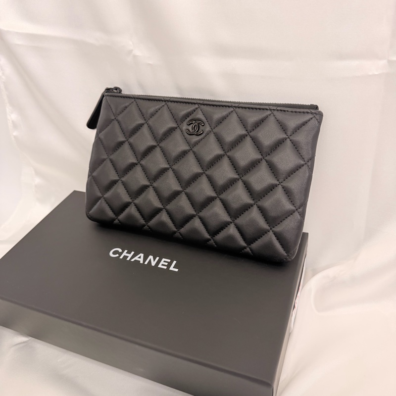Chanel 黑羊皮黑釦一字拉鏈大零錢包-16