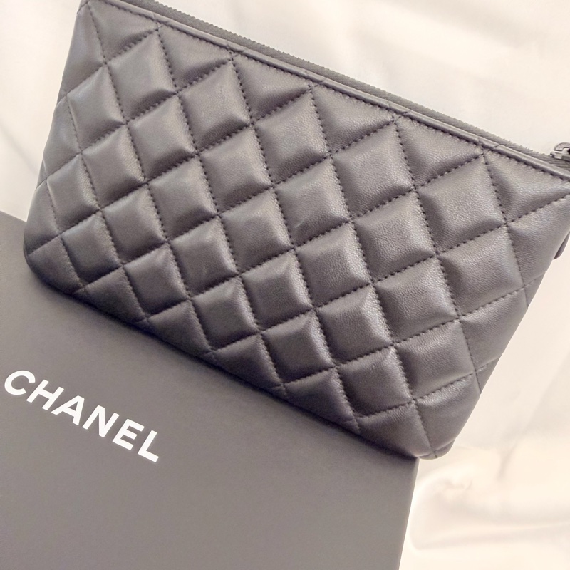 Chanel 黑羊皮黑釦一字拉鏈大零錢包-17
