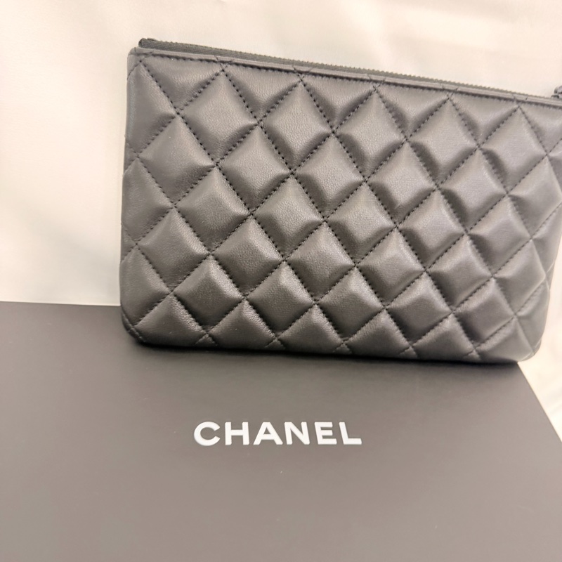 Chanel 黑羊皮黑釦一字拉鏈大零錢包-18