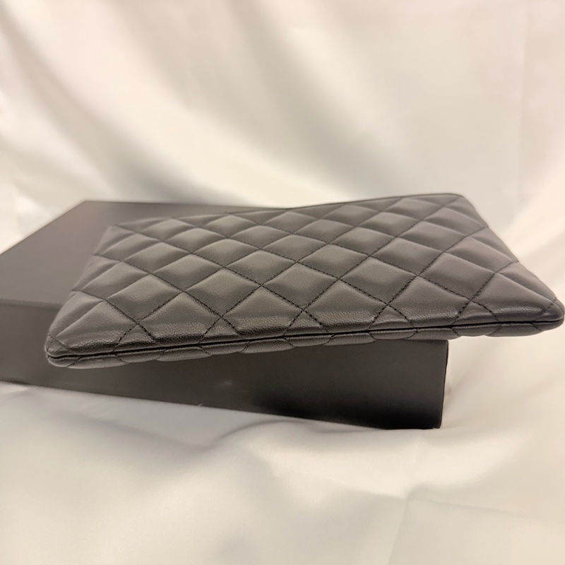Chanel 黑羊皮黑釦一字拉鏈大零錢包-21