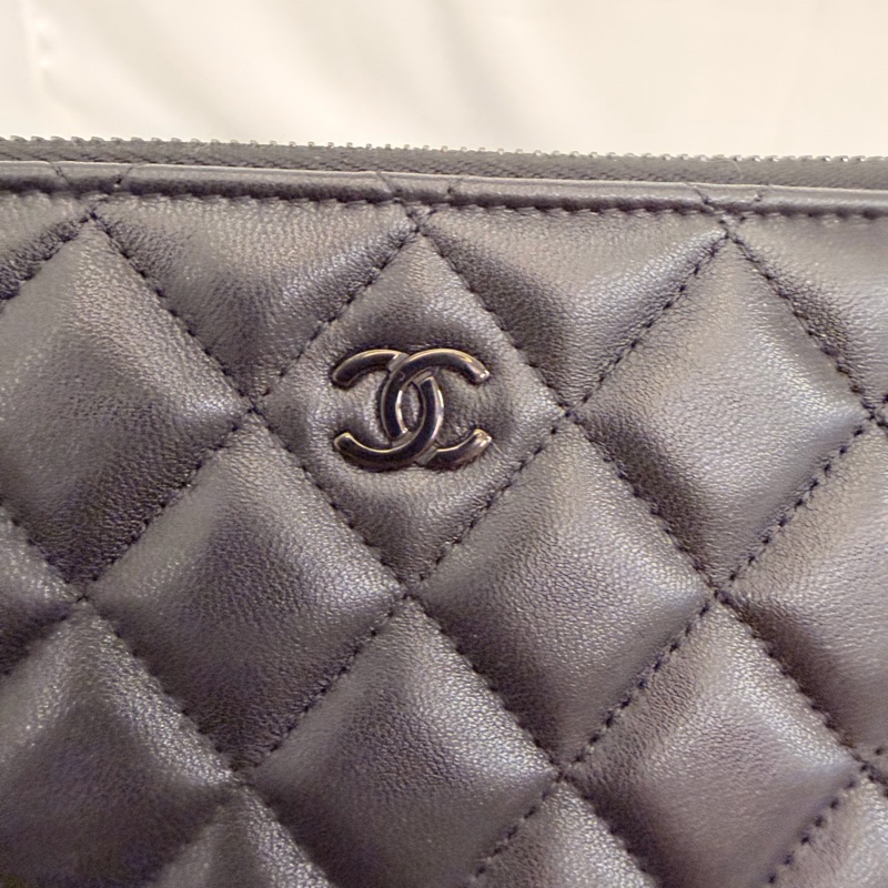 Chanel 黑羊皮黑釦一字拉鏈大零錢包-31
