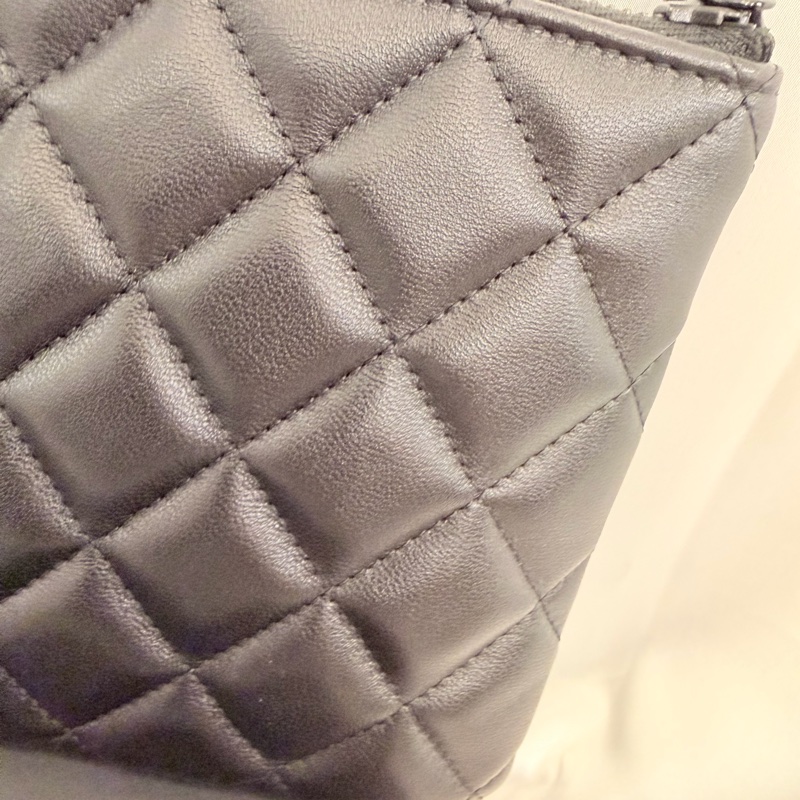 Chanel 黑羊皮黑釦一字拉鏈大零錢包-35