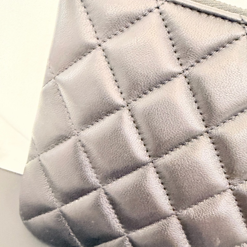 Chanel 黑羊皮黑釦一字拉鏈大零錢包-36