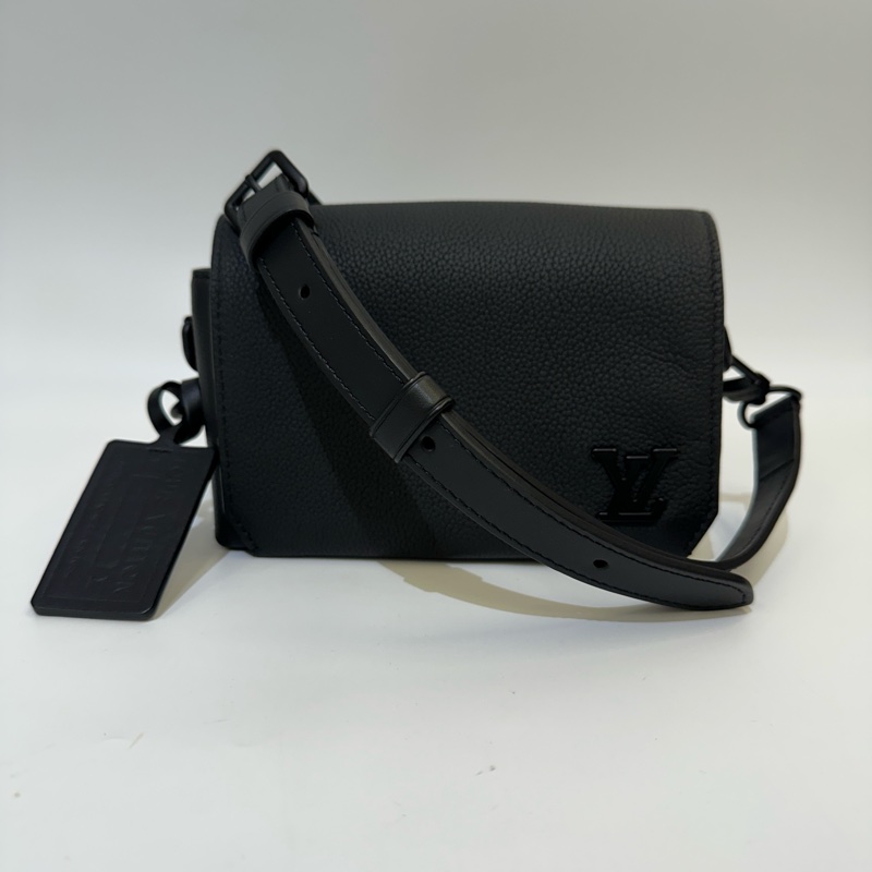 LV 黑牛皮Aerogram 下蓋斜背包M82085-0
