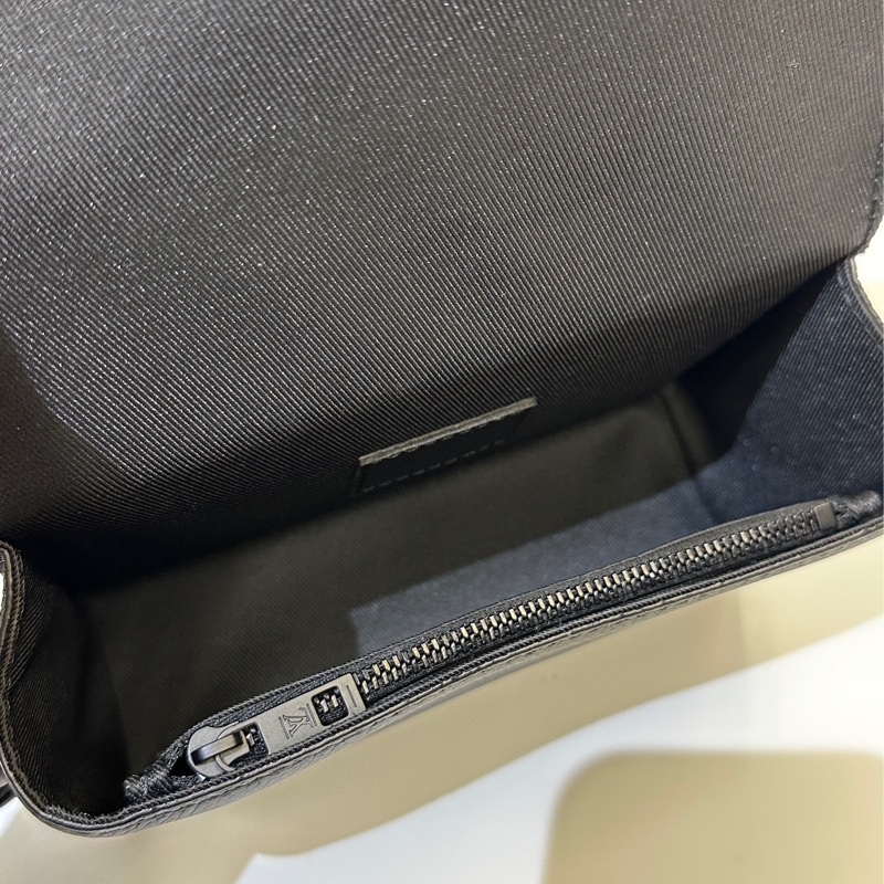 LV 黑牛皮Aerogram 下蓋斜背包M82085-9