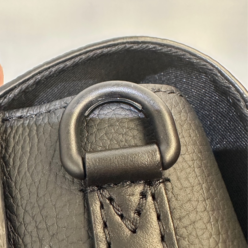 LV 黑牛皮Aerogram 下蓋斜背包M82085-13