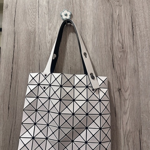 Issey Miyake Bao Bao 7*7亮面手提包