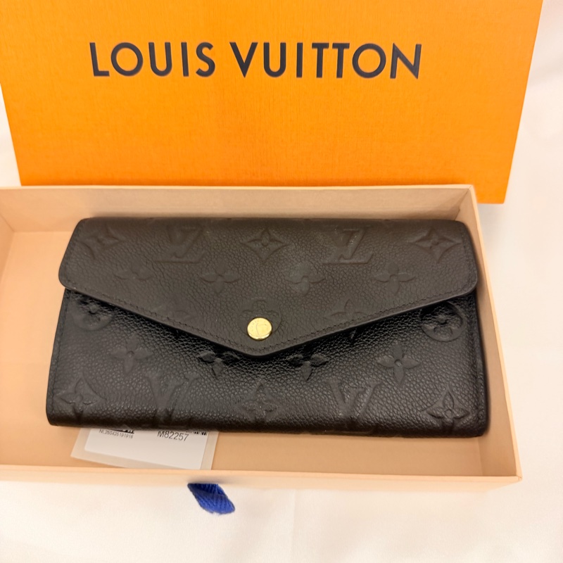 LV 黑牛皮Sarah 16卡長夾-4