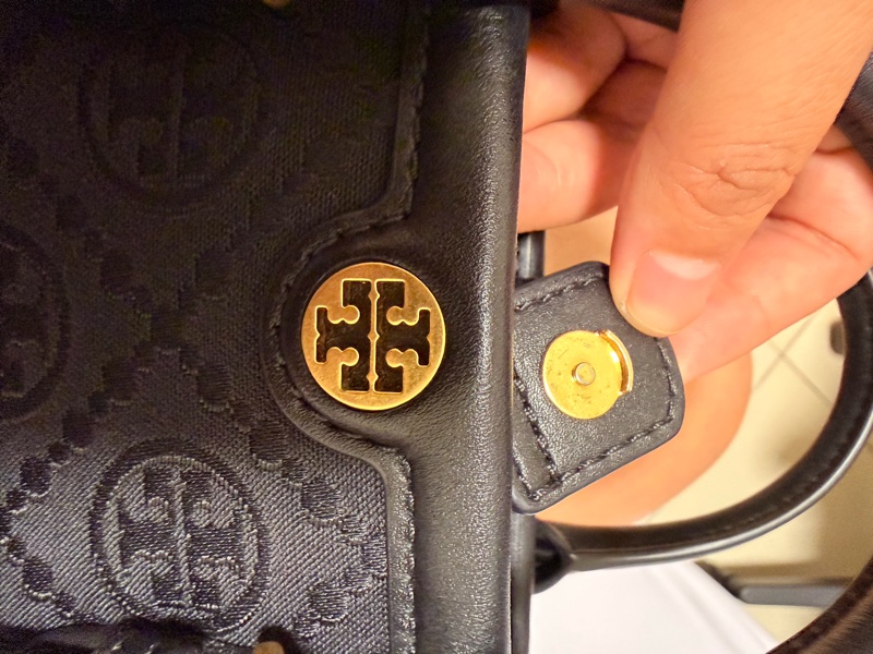 ToryBurch 黑色基本款信封直立包-11