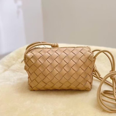 Bottega Veneta  葆蝶家 羊皮革 高度：11*17 *6