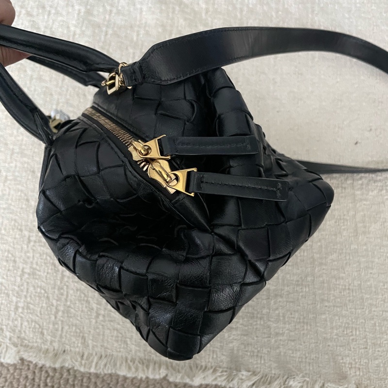 Bottega Veneta葆蝶家 新款黑色全皮保齡球 編織款 自帶斜挎肩帶-1