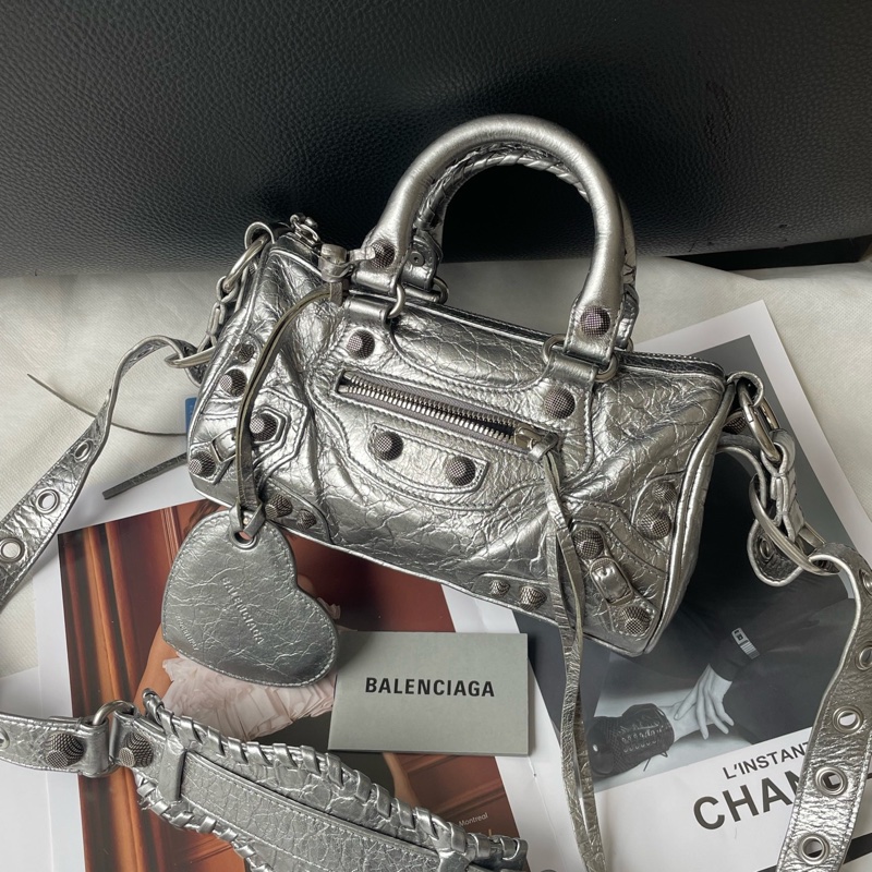 Balenciaga巴黎世家 太空銀duffle bag圓筒包 吸睛銀色 肩帶可以調節底長22-0