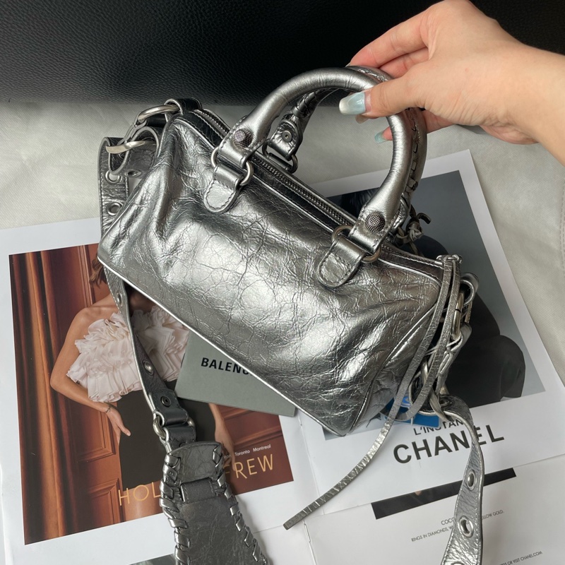 Balenciaga巴黎世家 太空銀duffle bag圓筒包 吸睛銀色 肩帶可以調節底長22-1