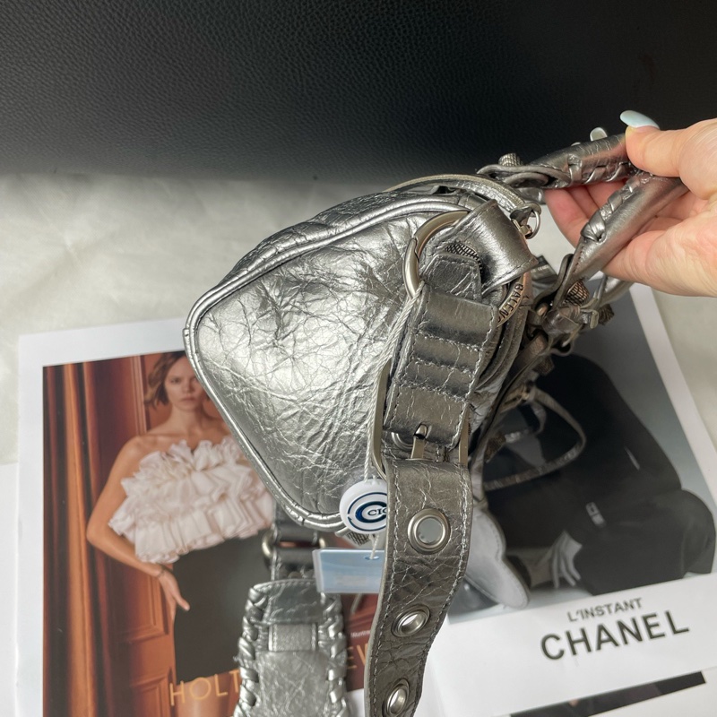 Balenciaga巴黎世家 太空銀duffle bag圓筒包 吸睛銀色 肩帶可以調節底長22-2